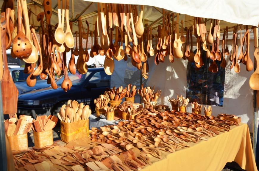 Miķeļdienas tirgus Jūrmalā - koka karošu stends